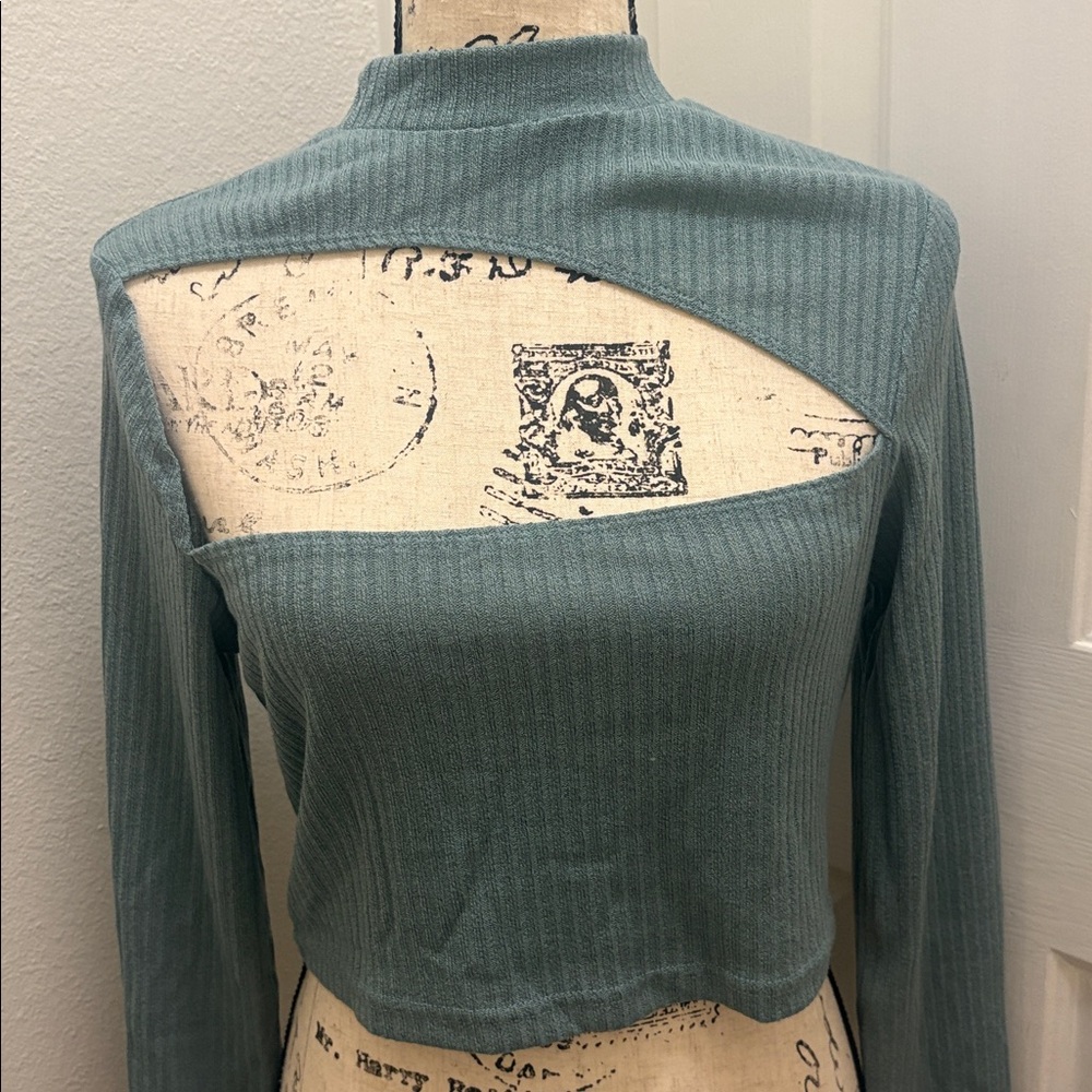 NWOT-Cutout Front Rib-knit Crop size L- 8/10 - Picture 8 of 8